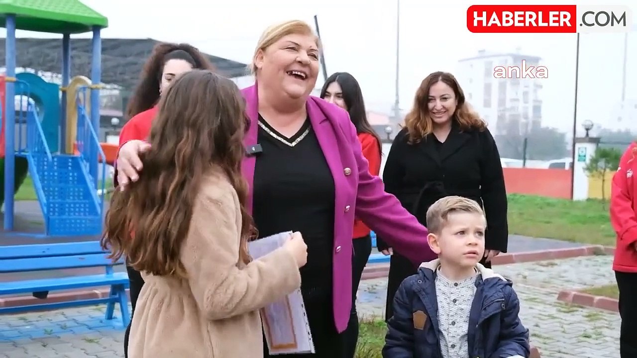 Ceyhan Belediye Başkanı Hülya Erdem, öğrencilere karne hediyesi verdi