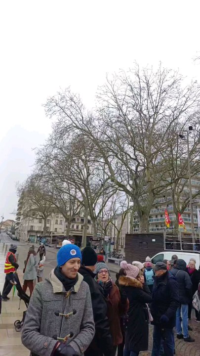 rassemblement contre la nouvelle loi immigration #samsunga34 #niort