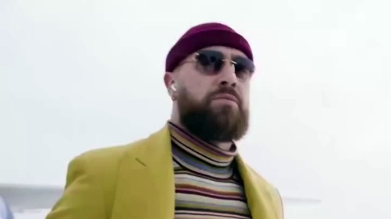 Los furiosos fanáticos de los Bills gritan '¡¡APESTAS, Kelce!!' cuando Travis Kelce llega al Hotel Snowy Buffalo