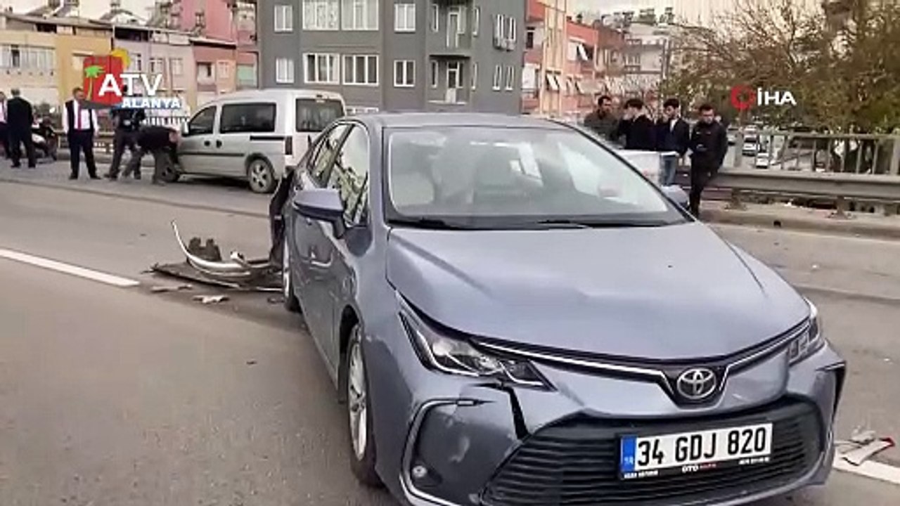 Antalya’da şehirlerarası otobüsün de karıştığı kaza ucuz atlatıldı