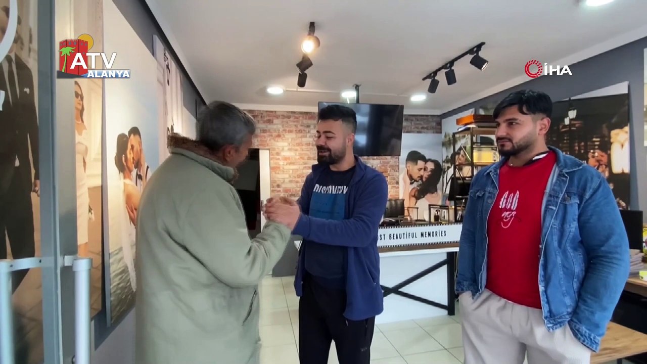 Gündüzleri bisikletle gazete dağıtıyor, akşamları mitingle seçime hazırlanıyor