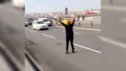 Yavru kediyi kurtarmak için trafiği durdurdu