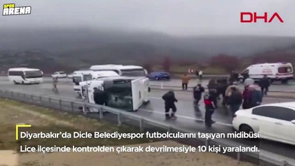 Diyarbakır'da futbolcuları taşıyan midibüs devrildi: 10 yaralı