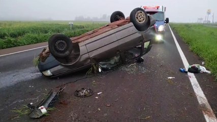 Vítimas são socorridas após capotamento na BR-163, em Cascavel