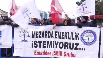 Télécharger la video: Emeklilikte adalet derneğinden İstanbul'da miting