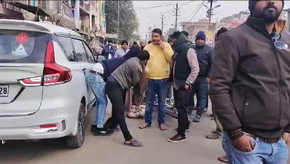 बाइक व साइकिल टकराई, चालक भिड़े, वीडियो वायरल