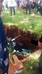 Premonição? Pessoas caem em cova após terra ceder durante enterro; veja