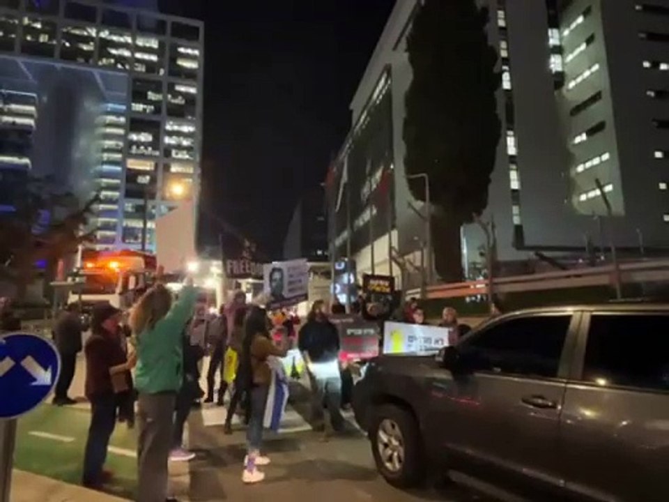 متظاهرون وأهالي أسرى إسرائيليين لدى المقاومة في غزة يغلقون مدخل مقر وزارة جيش الاحتلال في "تل أبيب".