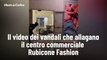 Il video dei vandali che allagano il centro commerciale Rubicone Fashion