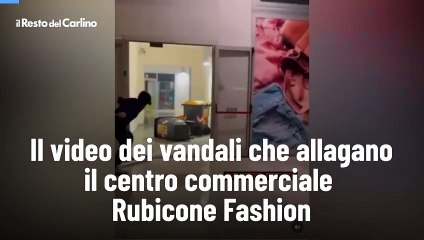 Il video dei vandali che allagano il centro commerciale Rubicone Fashion