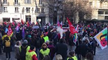 Environ 500 personnes étaient rassemblées dimanche place Félix Poulat à Grenoble (Isère)