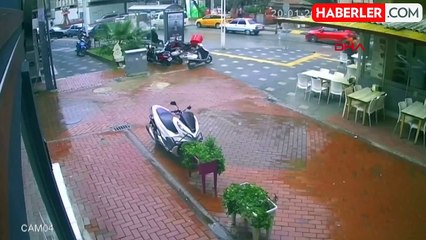 Turgutlu'da Motosiklet Kazası: Yaya ve Sürücü Yaralandı