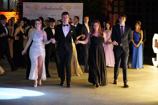 Studniówka na zamkowym dziedzińcu. Bal uczniów I Liceum Ogólnokształcącego w Tczewie