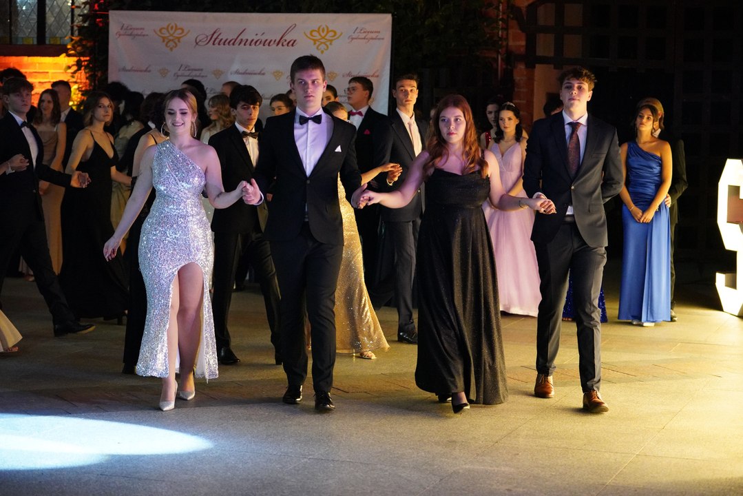Studniówka na zamkowym dziedzińcu. Bal uczniów I Liceum Ogólnokształcącego w Tczewie