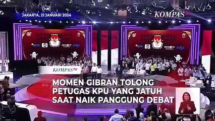 Momen Gibran Tolong Petugas KPU yang Jatuh saat Naik Panggung Debat Cawapres