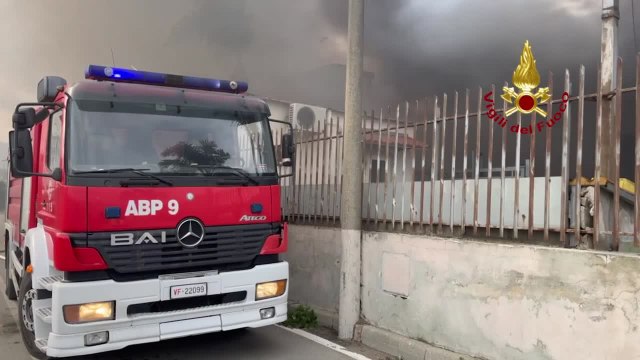 In fiamme deposito di abbigliamento ad Agnano: nessun ferito
