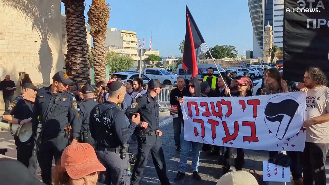 شاهد: "أوقفوا الإبادة الجماعية".. عشرات الإسرائيليين في حيفا يتظاهرون ضد الحرب الإسرائيلية على غزة