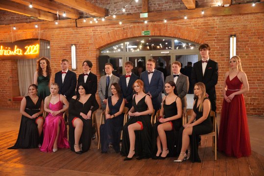 Studniówka 2024 maturzystów Zespołu Szkół Ekonomicznych w Tczewie. Polonez, piękne kreacje i niezapomniane chwile