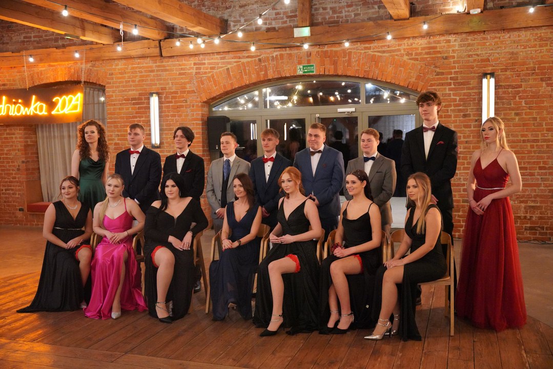 Studniówka 2024 maturzystów Zespołu Szkół Ekonomicznych w Tczewie. Polonez, piękne kreacje i niezapomniane chwile