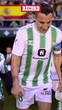 ANDRÉS GUARDADO RECIBE EMOTIVO HOMENAJE en el PARTIDO entre BETIS y BARCELONA