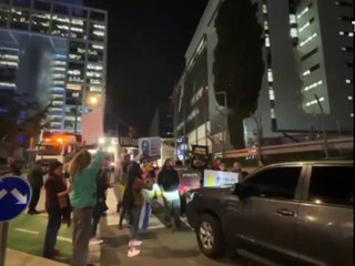 متظاهرون وأهالي محتجزين إسرائيليين في غزة يغلقون مدخل مقر وزارة جيش الاحتلال في تل أبيب
