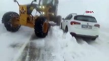 Kar yolu kapattı, 22 araç, onlarca vatandaş mahsur kaldı