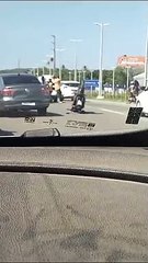 Como assim? Motociclista vai parar em teto de carro após acidente na BA-099; veja vídeo