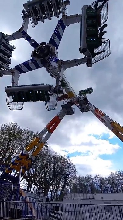 Foire des Rameaux de Grenoble 2023  #france #grenoble #divertissement  #sensations #manège #foire  (31)