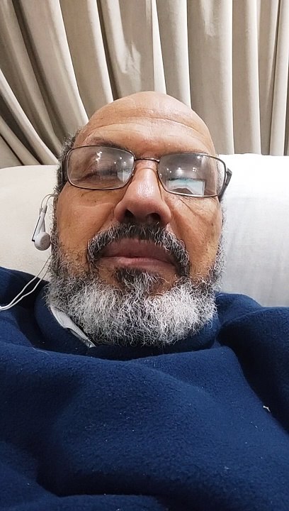 قَلْبُ الشَّيْخِ شَابٌّ عَلَى حُبِّ اثْنَتَيْنِ طُولُ الْحَيَاةِ وَحُبُّ الْمَالِ