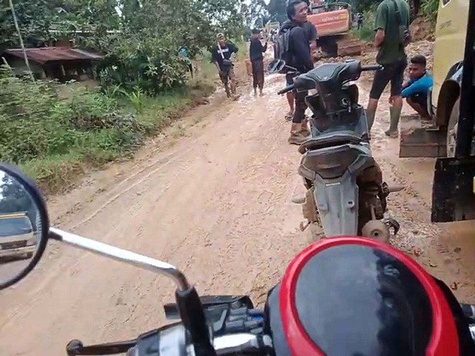 Jalan di Desa Cenaku Kecil Rusak