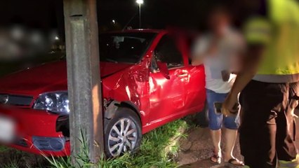 Ônibus faz strike em Palio que bate em poste na Avenida Assunção
