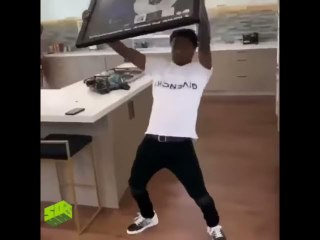 Watch: Roddy Ricch goes crazy after receiving his plaque