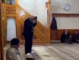 Camide rezalet görüntü! Başkan adayı Kur'an-ı Kerim'i önce öptü sonra ayağıyla üstüne bastı