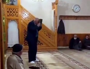 Camide rezalet görüntü! Başkan adayı Kur'an-ı Kerim'i önce öptü sonra ayağıyla üstüne bastı