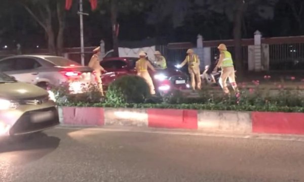 Không chấp hành hiệu lệnh, tài xế quay xe húc CSGT để tránh đo nồng độ cồn