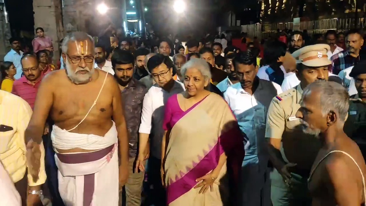 காஞ்சி வரதராஜ பெருமாள் கோவிலில் நிர்மலாசீதாராமன் சிறப்பு வழிபாடு