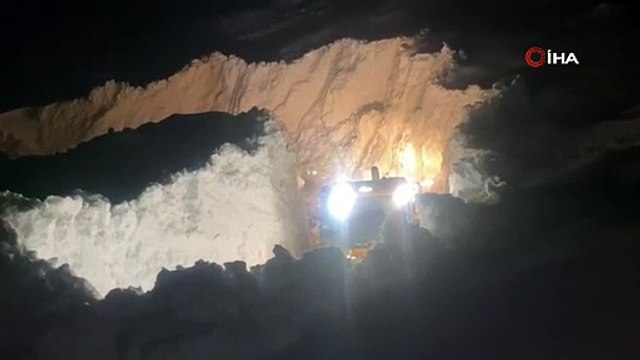 Yüksekova'da 7 metreyi geçen kar tünelleri