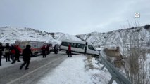Sivas'ta yolcu minibüsü ile hafif ticari araç çarpıştı