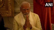 Video: PM मोदी ने खुले रामलला के आंखों से पट्टी खोली, कमल का फूल लेकर की पूजा