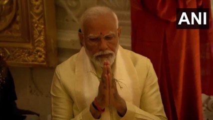 Video: PM मोदी ने खुले रामलला के आंखों से पट्टी खोली, कमल का फूल लेकर की पूजा