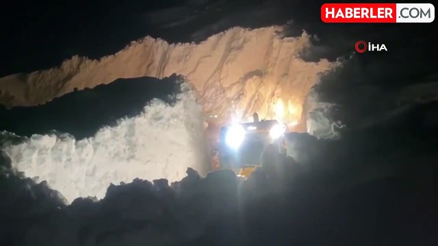 Yüksekova'da 7 metreyi geçen kar tünelleri