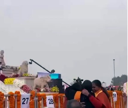 Video: रामलला प्राण प्रतिष्ठा के बाद फूट- फूटकर रोने लगी साध्वी ऋतंभरा और उमा भारती, 15 सेकंड का आया वीडियो