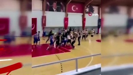 Basketbol sahası boks ringine döndü... Bir oyuncu yaralandı