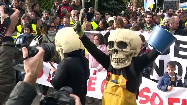 Miles de personas se manifiestan en defensa del futuro del mar en Galicia