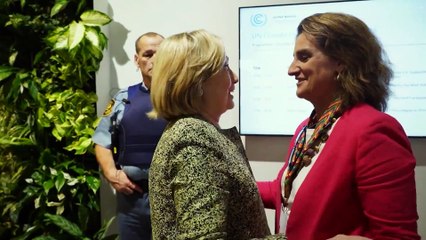 Multitud de rostros conocidos asisten a la fiesta en honor a Hillary Clinton