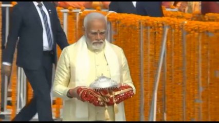 India, Modi inaugura un controverso tempio indù
