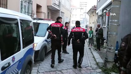 Aranan şahıs kapısında polisi görünce çatıdan kaçmaya çalıştı