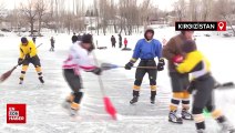 Kırgızistan'da Dolon köyü sakinleri kışları donan gölde buz hokeyi oynuyor