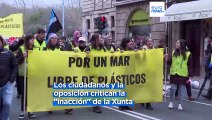 Miles de personas protestan contra la gestión de la crisis de los 'pellets' de plástico en Galicia