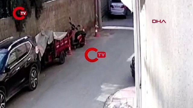 TELEFON ÇALAN ŞÜPHELİ, AYAĞI TAKILINCA DÜŞTÜ; O ANLAR KAMERADA